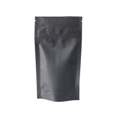 Le piccole borse nere dell'erbaccia 1/4oz per la chiusura lampo del CR dei fiori della  stanno sul sacchetto