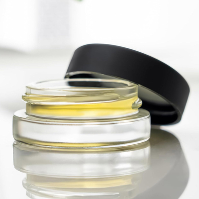 Vasetti in vetro cosmetico a basso profilo da 7 ml con coperchi neri per concentrati, oli, balsami per labbra e creme